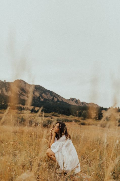 Photography Ideas Mountains, Boulder Photoshoot, Mountains Portrait, Hill Photoshoot Ideas, Outdoorsy Photo Shoot, Trail Photoshoot, Adventure Photoshoot, Mountain Portrait Photography, Mountain Photoshoot Ideas