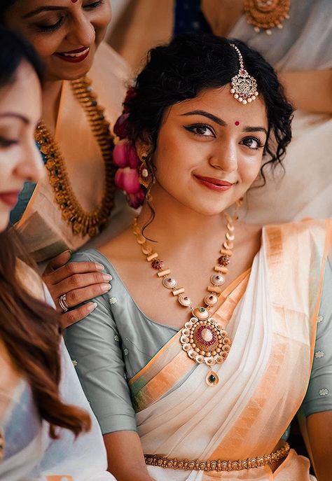 Onam Outfits Ideas Saree Blouse, Onam Jewelry Ideas, Onam Hairstyles For Short Hair, Onam Outfits Ideas 2023, Onam Saree Kerala Blouse, Saree Convocation, Onam Look For Women, Onam Blouse Design, Onam Hairstyles For Women