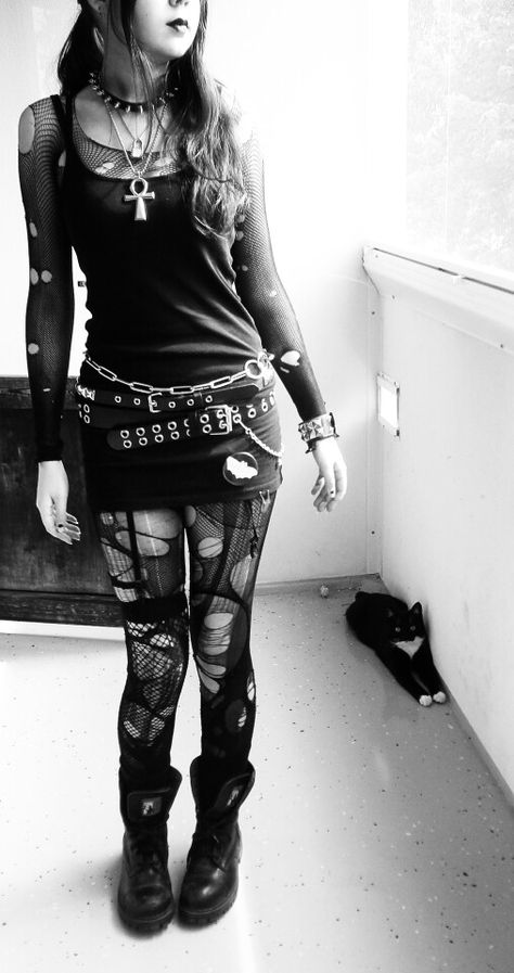 Girl Stile Punk Rock, Look Grunge, Goth Look, Donnie Darko, Gothic Clothes, Tough Girl, Estilo Punk, Gothic Girls