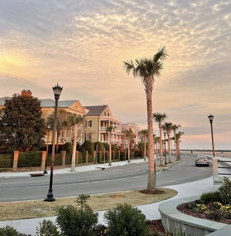 South Carolina House Exterior, Kiawah Island South Carolina Homes, Charleston Summer Aesthetic, Downtown Charleston Sc Aesthetic, Hilton Head Island Aesthetic, Hilton Head Aesthetic, Charleston South Carolina Homes, Charleston South Carolina Aesthetic, Charleston Sc Aesthetic