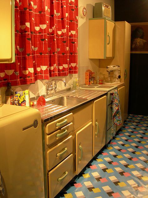 1950s kitchens | 1950s kitchen | Flickr - Photo Sharing! 1950 Kitchen, 1950s Home, 50s Kitchen, 1950s Kitchen, 1950s House, Kitschy Kitchen, Ideas Hogar, Mid Century Kitchen, Retro Interior