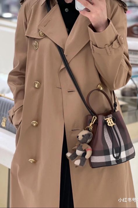 #okify #bagsall #bag Burberry Bag Outfit, Bucket Bags Outfit, Burberry Bucket Bag, Bags Outfit, Bag Outfit, Bucket Bags, Bum Bag, Checkered Pattern, Burberry Bag