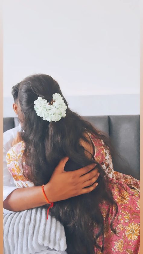 No Face Insta Story, Hide Face Couple Pic, Indian Couple Poses, Poses To Recreate, Shy Couple, Aesthetic Couple Poses, No Face Couple Photos, No Face Couple, Couple References