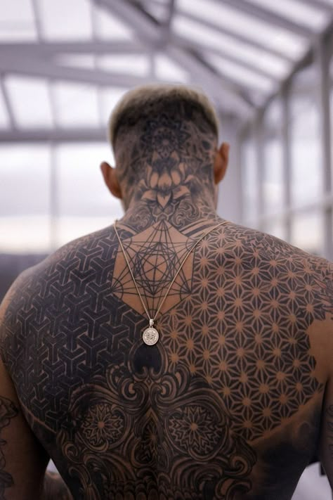 Back Tattoos For Guys Upper, Natur Tattoo Arm, Upper Back Tattoos, Geometric Sleeve Tattoo, Back Piece Tattoo, Back Of Neck Tattoo, Sacred Geometry Tattoo, Geometry Tattoo, Neck Tattoo For Guys