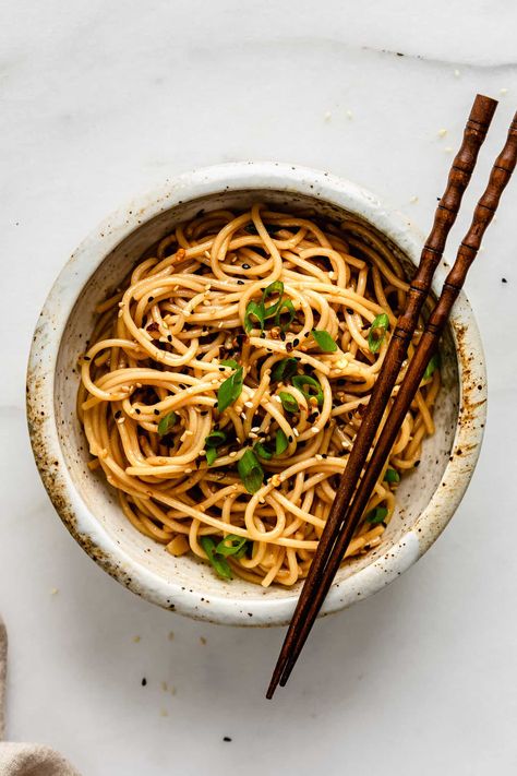 Asian Garlic Noodles, Easy Asian Noodle Recipes, Garlic Noodles Recipe, Asian Noodle Dishes, Vegetarian Oyster Sauce, Asian Noodle Recipes, Noodle Recipes Easy, Garlic Noodles, Asian Noodles