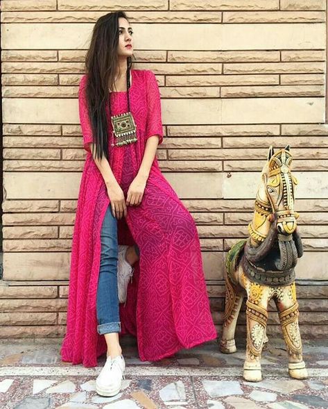 Kurti With Jeans, Look Hippie Chic, Long Kurti Designs, Salwar Kamiz, Kurti Designs Party Wear, Kurta Designs Women, Ghagra Choli, Kendall Jenner Outfits, Dress Indian Style