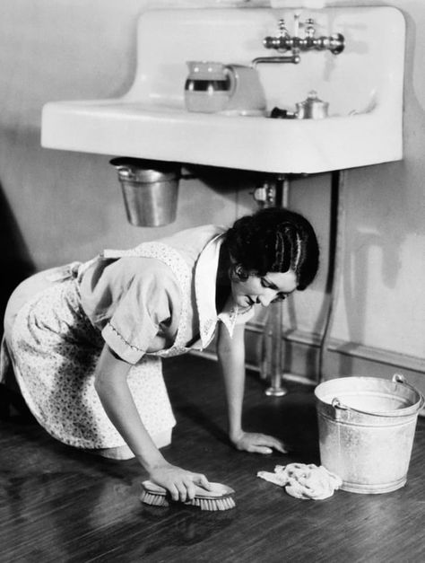 Woman Cleaning, 1950s Housewife, Vintage Housewife, Retro Housewife, Cleaning Lady, Doing Laundry, Cleaning Schedule, Good Housekeeping, Cleaning Routine