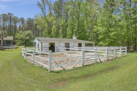 For Sale: A South Carolina Equestrian Property in a Gated Community - STABLE STYLE Mini Horse Barn, Simple Horse Barns, Small Horse Barns, Equestrian Property, Stable Style, Horse Paddock, Horse Barn Ideas Stables, Horse Barn Designs, Horse Shelter