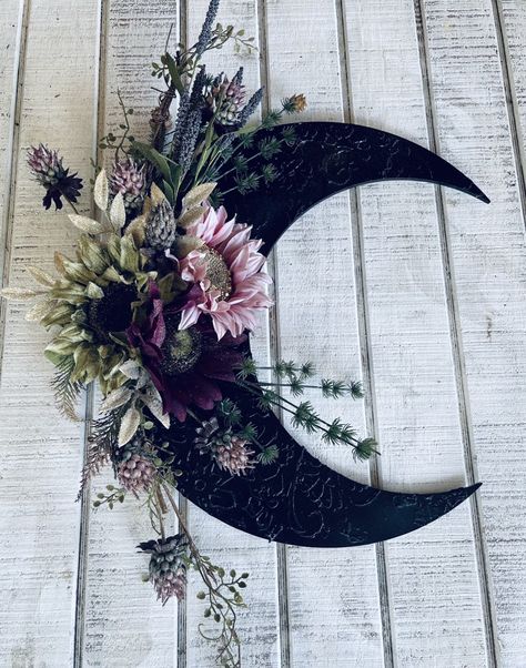 Crescent Moon Wreath, Moon Wreath, Fall Purple, Wood Moon, Moon Crafts, Halloween Wreaths, Witchy Crafts, Neat Ideas, Flower Arrangement