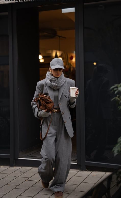 Grey And Brown Outfit, Grey Outfit Ideas, Grey Trousers Outfit, Casual Chic Style Winter, Brown Outfit Ideas, Outfits Ideas Winter, New York Winter Fashion, New York Winter Outfit, New York Aesthetic Outfits