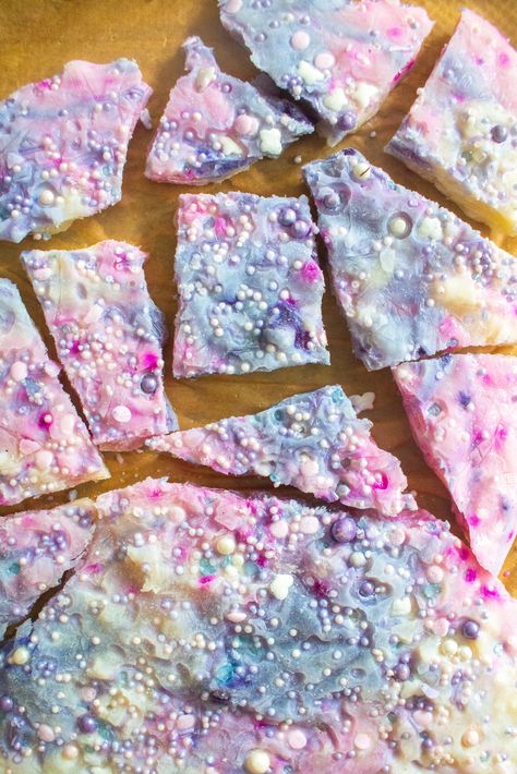 Vegan Yogurt Bark, Yoghurt Bark Recipe, Healthy Unicorn Snacks, Frozen Yougart Bark Recipe, Lite Yogurt, Unicorn Bark, Yoghurt Bark, Healthy Frozen Yogurt, Yogurt Bark Recipe