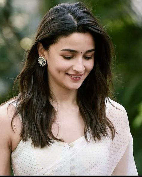 🦋Alia Bhatt 🦋 on Twitter: "Imagine If You Saw Her In front of you!! Your reaction would be?? @aliaa08 #AliaBhatt… " Alia Bhatt Haircut, Classic Elevation, Surveen Chawla, Bollywood Glamour, Regina Cassandra, Hanuman Images, Imagine If, Casual Outfit Inspiration, Vintage Bollywood