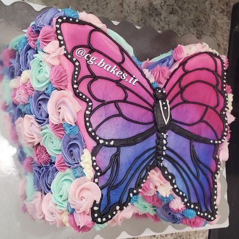 Buttercream butterfly cake Butterfly Cake With Flowers, Strawberry Butterfly Cake, Butterfly Garden Cake Ideas, Princess Butterfly Cake, Butterfly Shaped Cakes, Butterfly Unicorn Cake, Butterfly Shaped Cake Ideas, Butterfly Theme Cake Simple, Butterfly Cake Ideas Birthdays Beautiful