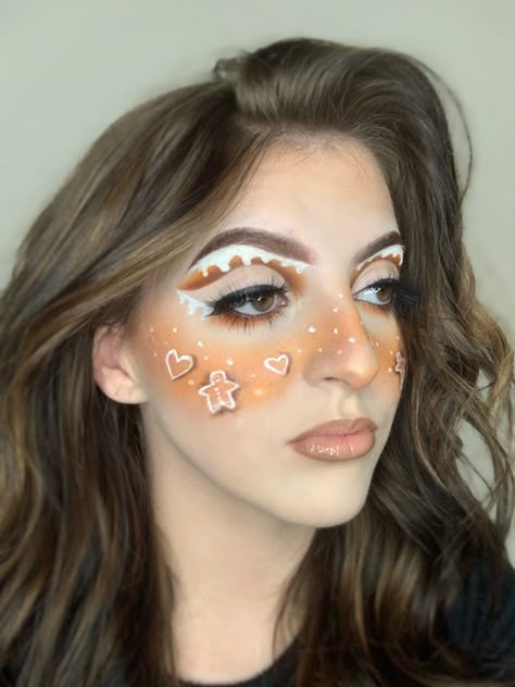 Christmas makeup gingerbread man Gingerbread Costume Women, Ginger Bread Makeup, Thanksgiving Makeup Look Simple, Gingerbread Makeup Look, Gingerbread Man Makeup, Gingerbread Makeup, Cookie Makeup, Creative Christmas Makeup, Halloween Gingerbread