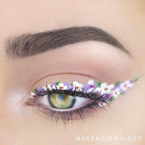 M A K E N Z I E on Instagram: “Dreaming of coachella Would you guys want a tutorial on this? It's surprisingly much easier than it looks Floral Eyeliner, Floral Tutorials, Eyeliner Tutorials, Eyeliner Trends, Beautiful Eyeliner, New Makeup Trends, Eyeliner Designs, Tattoo Henna, Eyeliner Styles