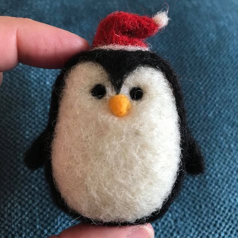 Needle Felted Xmas Ornaments, Winter Needle Felting Ideas, Felted Wool Crafts Christmas, Holiday Needle Felting, Christmas Felting Projects, Easy Christmas Needle Felting Ideas, Felted Christmas Ornaments Diy, Felted Christmas Tree Ornaments, Winter Needle Felting