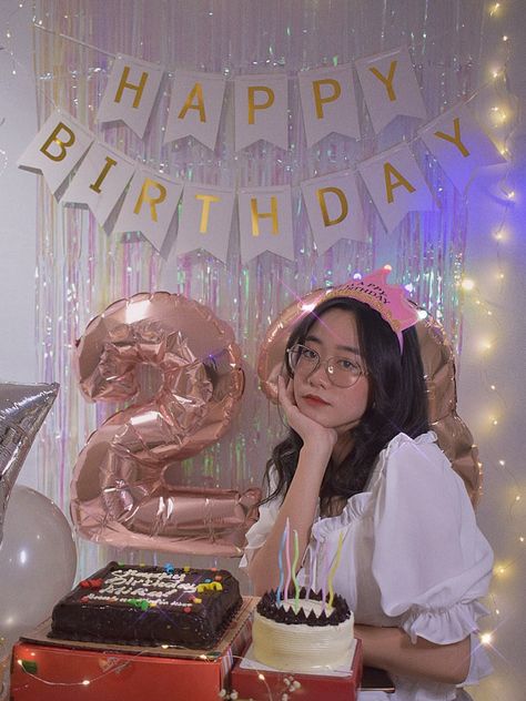 Bday Poses At Home, Birthday Poses For Instagram At Home, 18th Birthday Photoshoot Ideas At Home, Bday Decoration At Home, Bday Aesthetics, 23rd Birthday Decorations, Birthday Portraits, 14th Birthday Cakes, Happy Birthday Bestie