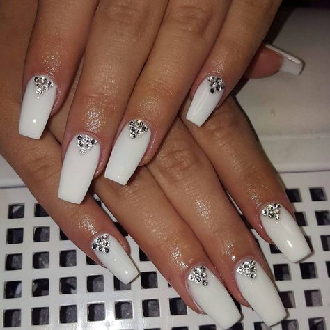 cool 40 Dazzling Ways to Style White Nails – Topnotch Nails Check more at http://newaylook.com/best-ways-to-style-white-nails/ Nail Jewels, Easy Nails, Nails Design With Rhinestones, White Acrylic Nails, White Nail Designs, Unique Acrylic Nails, Gem Nails, Diamond Nails, Nailed It