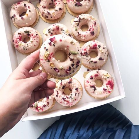 Donut Inspiration, Donut Ideas, Donut Decorating Ideas, Birthday Sweets, Gold Dessert, Christmas Cookies Gift, Donut Decorations, Cakes And Desserts, Festive Desserts