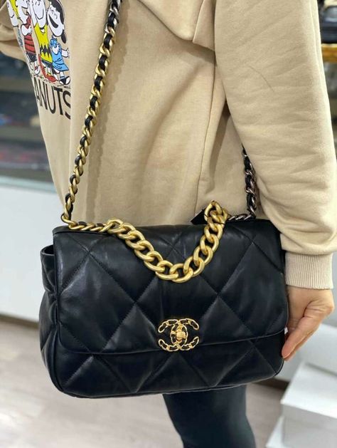 Chanel 19 Bag, Sac Louis Vuitton, Handbags Uk, Street Style Bags, Chanel 19, Chanel Flap Bag, Classic Flap Bag, Classic Bags, Handbags Michael Kors