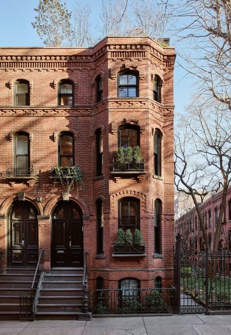 Before & After: A Super-Skinny Row House in Brooklyn Gets an Airy, Loftlike Makeover - Dwell Boston Row House, Row Houses Architecture, Brick Apartment Building, Nyc Brownstone, Townhouse Renovation, Nyc House, Boston House, Nyc Townhouse, Brooklyn Townhouse