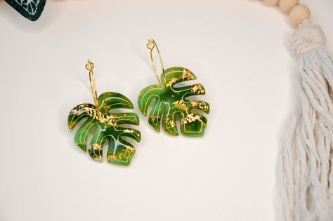 MONSTERA // Large green monstera leaf earrings, palm leaf earrings, tropical leaf earrings https://etsy.me/380nIca #green #leaf #floral #gold #women #earwire #bohohippie #earlobe #hoopearrings Shrinky Dink Earrings, Monstera Leaf Earrings, Tropical Earrings, Tropical Jewelry, Boho Leaves, Cute Stud Earrings, Gold Leaf Earrings, Earrings Inspiration, Ear Candy