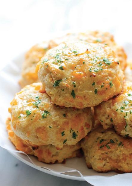 Red Lobster Cheddar Bay Biscuits, Cheddar Bay Biscuits, Pane Dolce, Cheddar Biscuits, Red Lobster, Think Food, Izu, Dinner Rolls, Biscuit Recipe