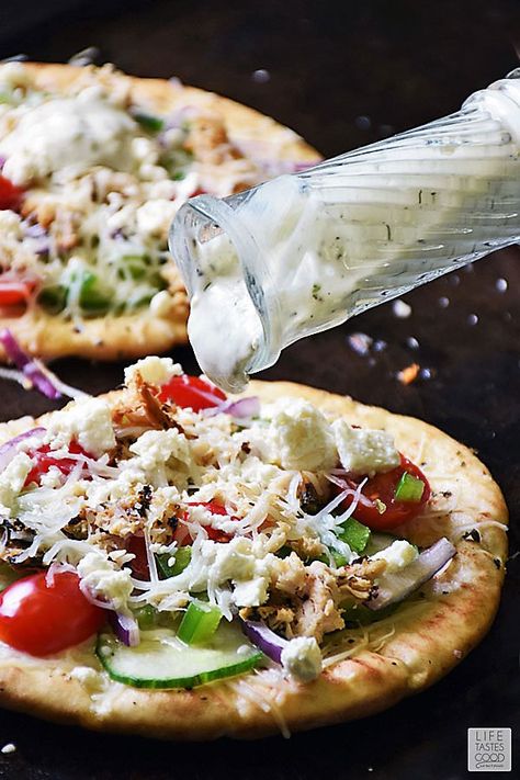 Brie Pizza, Pizza Pasta Recipe, Greek Pizza, Pita Pizza, Greek Pita, Homemade Tzatziki Sauce, Pita Pizzas, Flavorful Dinner, Homemade Tzatziki