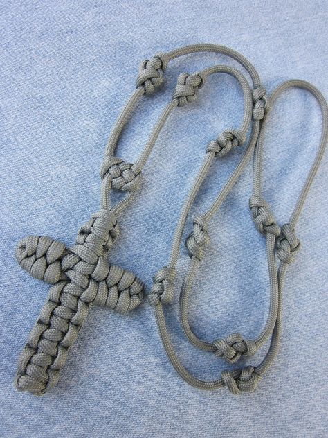 I'd like to know how to make this cross--Rosary paracord Paracord Cross, Parachute Cord Crafts, One Decade Rosary, Fels Naptha, Paracord Rosary, Liquid Fabric, Cords Crafts, Paracord Diy, Fabric Freshener