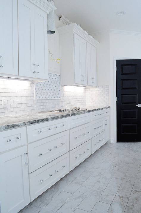 Lucite cabinet and drawer pulls in a white shaker kitchen. So affordable- about $3 each! | via monicawantsit.com Acrylic Kitchen Cabinets, White Shaker Kitchen Cabinets, Chrome Cabinet, White Shaker Kitchen, Kitchen Drawer Pulls, White Shaker Cabinets, Shaker Kitchen Cabinets, Acrylic Cabinets, Kitchen Wall Colors