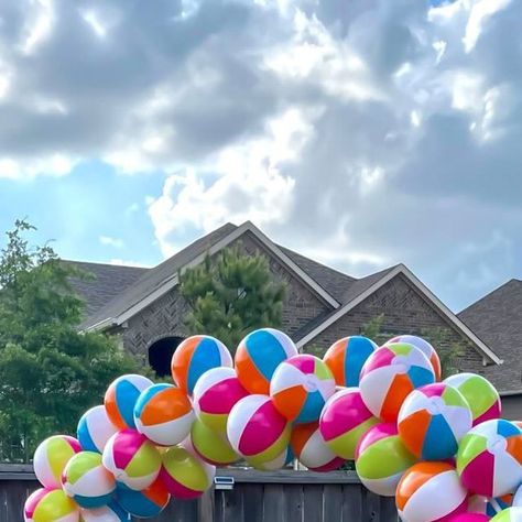 Jasmine Camble | Houston Mom Blogger on Instagram: "Here’s how to make a summer-themed balloon arch…but with 𝐁𝐄𝐀𝐂𝐇 𝐁𝐀𝐋𝐋𝐒! This would be a hit at any pool party, graduation party, luau, or backyard summer celebration that you have coming up. 𝐒𝐀𝐕𝐄 & 𝐒𝐇𝐀𝐑𝐄 𝐓𝐇𝐈𝐒 𝐑𝐄𝐄𝐋 with a friend!⁣ ⁣ 𝐇𝐄𝐑𝐄 𝐀𝐑𝐄 𝐓𝐇𝐄 𝐒𝐓𝐄𝐏𝐒…⁣ ⁣ 🏖 1. Blow up your beach balls. (Link in bio to purchase the ones I used. Total: 8 packs)⁣ 🏖 2. String four beach balls together with nylon wire to crea Beach Ball Balloon Garland, Beach Ball Balloon Arch, Beach Ball Arch Diy, Beach Ball Decorations, Beach Theme Balloon Arch, Beach Balloon Arch, Pool Party Balloons Decorations, Summer Balloon Arch, Beach Ball Arch