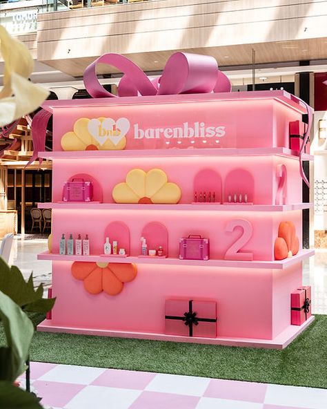 Christmas Pop Up Shop Display Ideas, Preppy Pop Up Stand, Pink Booth Design, Kitsch Furniture, Pop Up Event Ideas, Beauty Pop Up Store, Colorful Pop Up Store, Product Display Design, Pop Up Store Design