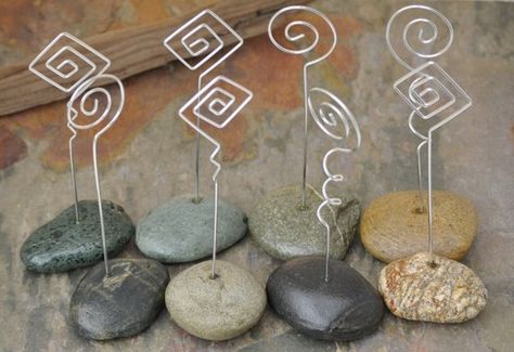 A fun mix of naturally formed beach rocks set with aluminum wire place card holders Diy Place Card Holders, Wire Picture Holders, Table Card Holder, Craft Show Displays, Picture Holders, Beach Rocks, Craft Booth, Photo Holders, Mothers Day Crafts