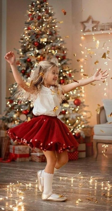 Christmas Photoshoot Kids, Christmas Picture Ideas, Christmas Photoshoot Ideas, Christmas Baby Pictures, Christmas Poses, Christmas Family Photoshoot, Christmas Photo Shoot, Xmas Pictures, Christmas Photo Ideas