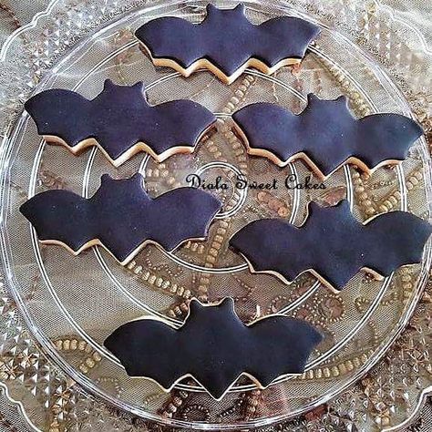 Bat Shaped Food, Gothic Bakery, Halloween Hangout, Vampire Cookies, Halloween Bat Cookies, Bat Cookies, Bakery Stand, Fall Decorated Cookies, Punch Rug