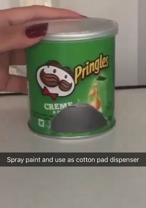 Cut out a semicircle in a Pringles container. Spray paint any color and open the lid to place in round cotton pads. Great DIY dispenser!! Inspo For Painting, Diy Dispenser, Cotton Pad Storage, Container Crafts, Crafting Storage, Pad Storage, Pringles Can, Diy Girls, Makeup Containers