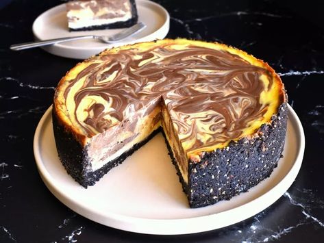 Chocolate Almond Marble Cheesecake Recipe Marble Cheesecake Recipes, Marble Cheesecake, Nut Dessert, Turtle Cheesecake, Vanilla Cheesecake, How To Make Cheesecake, Chocolate Swirl, Chocolate Almond, Cheesecake Brownies