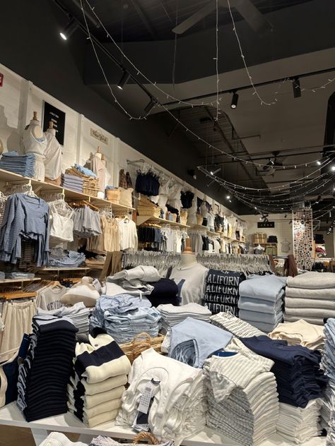 Brandy Melville Collection, Cute Clothes Brandy Melville, Brandy Melville On Different Body Types, Stores Like Brandy Melville, Brandy Melville Stores, Brandy Melville Aesthetic, Shopping Aesthetic, Jewelry Wall, Birthday List