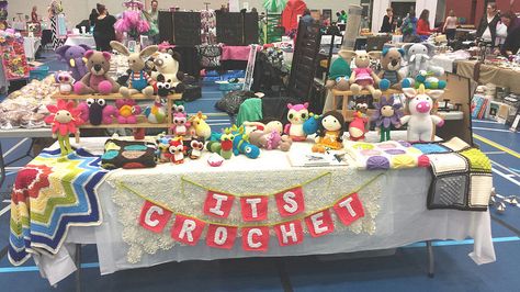 Love seeing the #crochet table display by Plus 3 Crochet Amigurumi Craft Fair Display, Crochet Booth Display, Crochet Display Ideas, Crochet Market Setup, Crochet Display, Craft Table Display, Table Display Ideas, Market Setup, Yarn Display