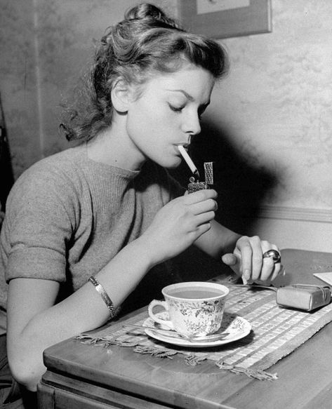 Lauren Bacall starting her morning right, 1946 Bogie And Bacall, Bogart And Bacall, Lauren Bacall, Black And White Portraits, 인물 사진, Black And White Pictures, Vintage Hollywood, Vintage Pictures, Classic Beauty