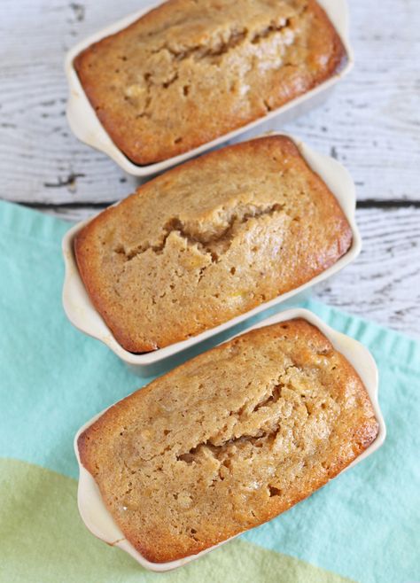 When life gives you a boatload of bananas, you make mini banana bread loaves! This recipe only takes 30 minutes to bake and leaves delicious and moist mini quick-bread. Holiday Baking Bread, Mini Loaf Banana Bread Recipe, Mini Banana Bread Loaves, Banana Bread Loaves, Mini Banana Bread, Mini Bread Loaves, Banana Bread Loaf, Baking Breads, Bread Loaves