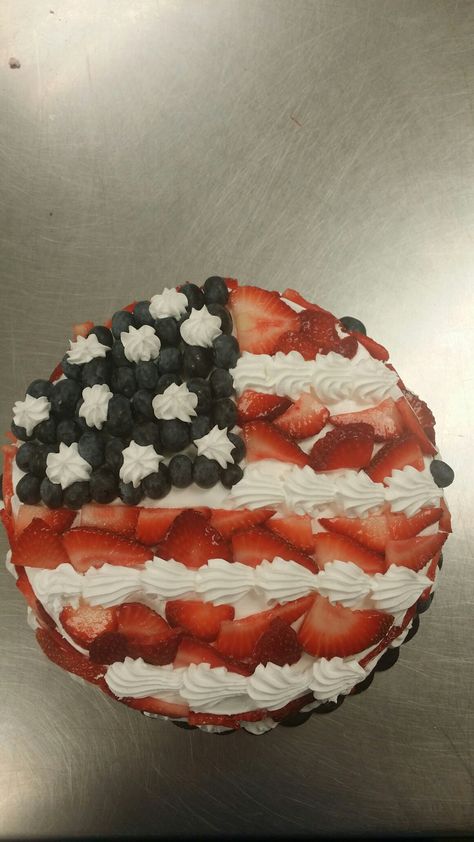 Round Flag Cake, American Flag Cake Fruit, American Flag Cake Ideas, Flag Cake With Fruit, Usa Cake, Fireworks Cake, American Flag Cake, Pull Aparts, Olympics Party