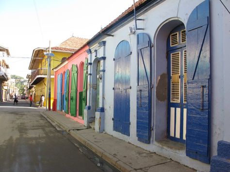 A creole cottage house in the historic town of Cap Haitien, Haiti by Eugene Louicius Haiti Architecture, Haitian Architecture, Haitian History, Haiti History, Tropical Hotel, Carribean Blue, Haitian Culture, Creole Cottage, Caribbean Homes