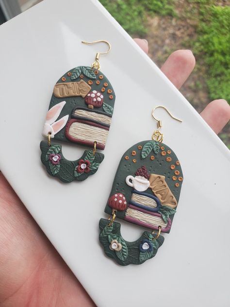 Alice In Wonderland Clay Earrings, Polymer Clay Alice In Wonderland, Alice In Wonderland Earrings, Book Clay Earrings, Earring Painting, Alice In Wonderland Jewelry, Mad Hatter Alice In Wonderland, Hatter Alice In Wonderland, Clay Inspo