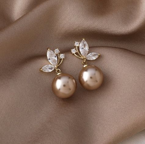 Champagne Pearl Earrings, Leaves Earrings, Pretty Jewelry Necklaces, Two Earrings, Jewelry Ear, Pearl Dangle Earrings, Vintage Pearl, Gold Earrings Designs, Earrings Ear