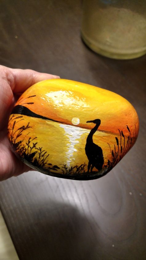 Silhouette Rock Painting, Painted Rocks Silhouette, Rock Painting Landscape, Sunset Painted Rocks, Sunset Rock Painting, Rock Painting Scenery Ideas, Rock Art Sunset, Stone Painting Sunset, Scenery Rock Painting