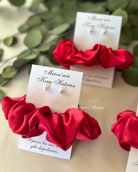 Chic Bridesmaid Hair, Thoughtful Bridal Shower Gifts, Memorable Wedding Favors, Married Advice, Bridesmaid Gift Ideas, Bow Cakes, Creative Gift Wraps, Henna Night, Handmade Scrunchie