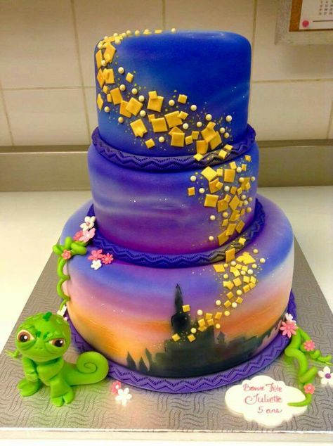 Amazing cake! Name the movie 🎥 - Disnerds [Credit: Cassiopée Designs] Rapunzel Torte, Bolo Rapunzel, Rapunzel Cake, Tangled Birthday Party, Tangled Birthday, Crazy Cakes, Disney Cakes, Disney Tangled, Gorgeous Cakes