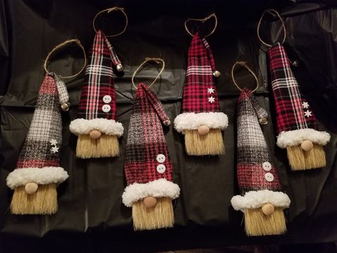 Paintbrush gnomes Gnome Ornaments Diy, Christmas Bazaar Crafts, Diy Felt Christmas Ornaments, Bazaar Crafts, Christmas Crafts For Adults, Diy Christmas Tree Ornaments, Handmade Christmas Crafts, Diy Ornaments, Gnome Ornaments