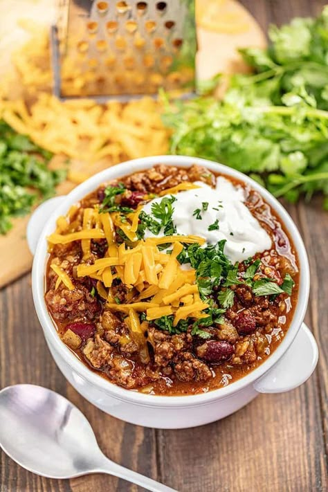 This easy chili recipe is the best! It is full of flavor and satisfying, hearty beans and beef. Perfect for fall and the days when a warm bowl of chili is just what the doctor ordered. #chilirecipe #chili Stay At Home Chef Recipes, Stovetop Chili, Home Chef Recipes, The Stay At Home Chef, Stay At Home Chef, Best Chili Recipe, Chili Recipe Easy, Easy Chili, Homemade Chili